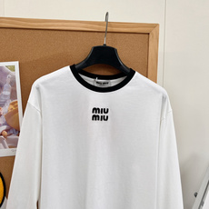 🆕MIUMIU 撞色黑领贴布绣字母长袖T恤,少女感松弛天花板! 经典miu系甜酷风✨黑边撞色圆领+胸前贴布绣logo,一 🆕MIUMIU 撞色黑领贴布绣字母长袖T恤,少女感松弛天花板! 经典miu系甜酷风✨黑边撞色圆领+胸前贴布绣logo,一