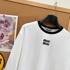 🆕MIUMIU 撞色黑领贴布绣字母长袖T恤,少女感松弛天花板! 经典miu系甜酷风✨黑边撞色圆领+胸前贴布绣logo,一 🆕MIUMIU 撞色黑领贴布绣字母长袖T恤,少女感松弛天花板! 经典miu系甜酷风✨黑边撞色圆领+胸前贴布绣logo,一