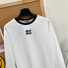 🆕MIUMIU 撞色黑领贴布绣字母长袖T恤,少女感松弛天花板! 经典miu系甜酷风✨黑边撞色圆领+胸前贴布绣logo,一 🆕MIUMIU 撞色黑领贴布绣字母长袖T恤,少女感松弛天花板! 经典miu系甜酷风✨黑边撞色圆领+胸前贴布绣logo,一