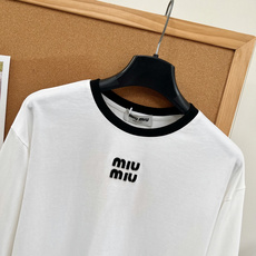 🆕MIUMIU 撞色黑领贴布绣字母长袖T恤,少女感松弛天花板! 经典miu系甜酷风✨黑边撞色圆领+胸前贴布绣logo,一 🆕MIUMIU 撞色黑领贴布绣字母长袖T恤,少女感松弛天花板! 经典miu系甜酷风✨黑边撞色圆领+胸前贴布绣logo,一