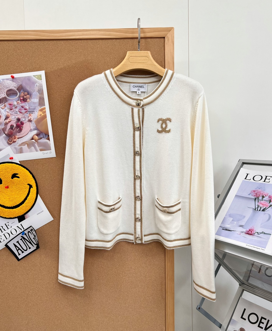🆕Chanel26新款针织开衫，富家千金温柔天花板🤍 谁懂这件白金色小香针织开衫的贵气感！ 奶白底色搭配精致金织带滚边，