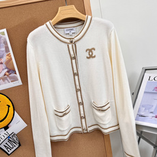 🆕Chanel26新款针织开衫,富家千金温柔天花板🤍 谁懂这件白金色小香针织开衫的贵气感! 奶白底色搭配精致金织带滚边, 🆕Chanel26新款针织开衫,富家千金温柔天花板🤍 谁懂这件白金色小香针织开衫的贵气感! 奶白底色搭配精致金织带滚边,
