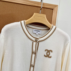 🆕Chanel26新款针织开衫,富家千金温柔天花板🤍 谁懂这件白金色小香针织开衫的贵气感! 奶白底色搭配精致金织带滚边, 🆕Chanel26新款针织开衫,富家千金温柔天花板🤍 谁懂这件白金色小香针织开衫的贵气感! 奶白底色搭配精致金织带滚边,
