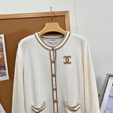 🆕Chanel26新款针织开衫,富家千金温柔天花板🤍 谁懂这件白金色小香针织开衫的贵气感! 奶白底色搭配精致金织带滚边, 🆕Chanel26新款针织开衫,富家千金温柔天花板🤍 谁懂这件白金色小香针织开衫的贵气感! 奶白底色搭配精致金织带滚边,