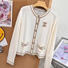 🆕Chanel26新款针织开衫,富家千金温柔天花板🤍 谁懂这件白金色小香针织开衫的贵气感! 奶白底色搭配精致金织带滚边, 🆕Chanel26新款针织开衫,富家千金温柔天花板🤍 谁懂这件白金色小香针织开衫的贵气感! 奶白底色搭配精致金织带滚边,