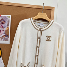 🆕Chanel26新款针织开衫,富家千金温柔天花板🤍 谁懂这件白金色小香针织开衫的贵气感! 奶白底色搭配精致金织带滚边, 🆕Chanel26新款针织开衫,富家千金温柔天花板🤍 谁懂这件白金色小香针织开衫的贵气感! 奶白底色搭配精致金织带滚边,