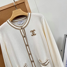 🆕Chanel26新款针织开衫,富家千金温柔天花板🤍 谁懂这件白金色小香针织开衫的贵气感! 奶白底色搭配精致金织带滚边, 🆕Chanel26新款针织开衫,富家千金温柔天花板🤍 谁懂这件白金色小香针织开衫的贵气感! 奶白底色搭配精致金织带滚边,