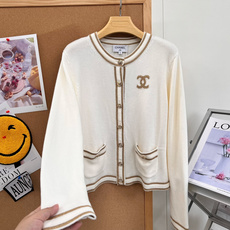 🆕Chanel26新款针织开衫,富家千金温柔天花板🤍 谁懂这件白金色小香针织开衫的贵气感! 奶白底色搭配精致金织带滚边, 🆕Chanel26新款针织开衫,富家千金温柔天花板🤍 谁懂这件白金色小香针织开衫的贵气感! 奶白底色搭配精致金织带滚边,