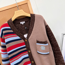 🆕Chanel26新款拼接V领开衫,复古撞色太有腔调,这件拼色针织开衫真的一眼沦陷! 独特左右异料拼接设计,直接告别基础 🆕Chanel26新款拼接V领开衫,复古撞色太有腔调,这件拼色针织开衫真的一眼沦陷! 独特左右异料拼接设计,直接告别基础
