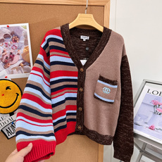 🆕Chanel26新款拼接V领开衫,复古撞色太有腔调,这件拼色针织开衫真的一眼沦陷! 独特左右异料拼接设计,直接告别基础 🆕Chanel26新款拼接V领开衫,复古撞色太有腔调,这件拼色针织开衫真的一眼沦陷! 独特左右异料拼接设计,直接告别基础