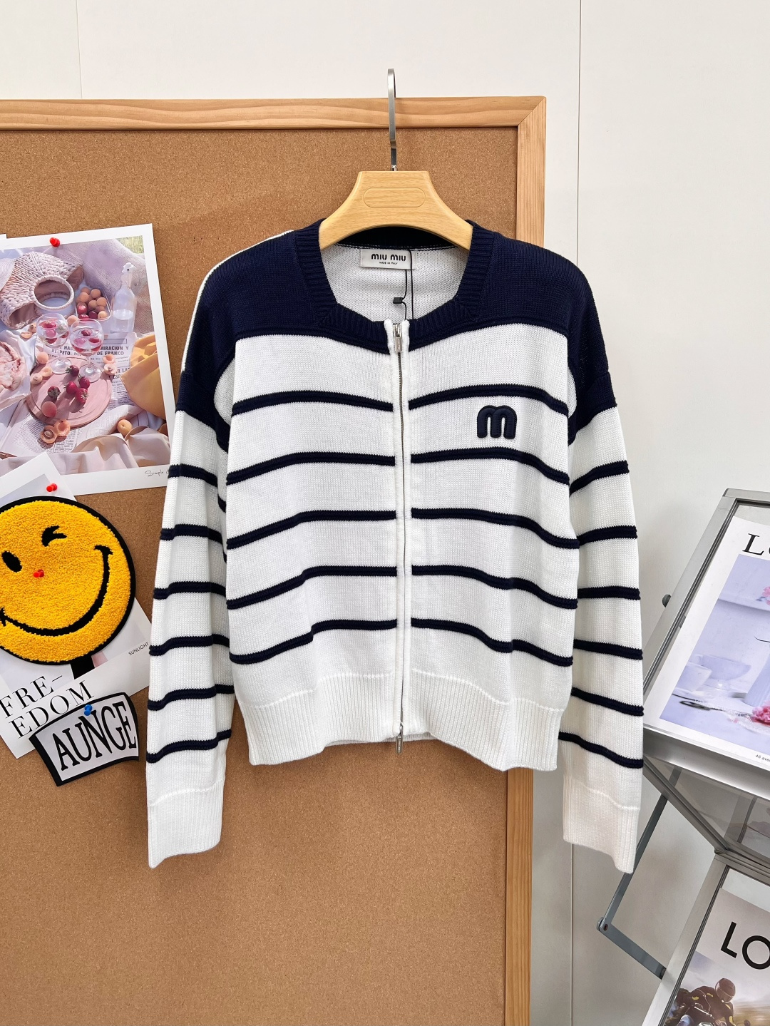 🆕MiuMiu海军条纹拉链开衫，复古学院少女感直接拉满💙谁能拒绝Miu系经典海军条纹！ 满满的复古学院氛围，甜而不腻的少
