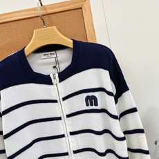 🆕MiuMiu海军条纹拉链开衫,复古学院少女感直接拉满💙谁能拒绝Miu系经典海军条纹! 满满的复古学院氛围,甜而不腻的少 🆕MiuMiu海军条纹拉链开衫,复古学院少女感直接拉满💙谁能拒绝Miu系经典海军条纹! 满满的复古学院氛围,甜而不腻的少