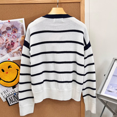 🆕MiuMiu海军条纹拉链开衫,复古学院少女感直接拉满💙谁能拒绝Miu系经典海军条纹! 满满的复古学院氛围,甜而不腻的少 🆕MiuMiu海军条纹拉链开衫,复古学院少女感直接拉满💙谁能拒绝Miu系经典海军条纹! 满满的复古学院氛围,甜而不腻的少