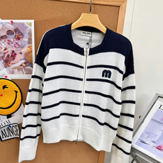 🆕MiuMiu海军条纹拉链开衫,复古学院少女感直接拉满💙谁能拒绝Miu系经典海军条纹! 满满的复古学院氛围,甜而不腻的少 🆕MiuMiu海军条纹拉链开衫,复古学院少女感直接拉满💙谁能拒绝Miu系经典海军条纹! 满满的复古学院氛围,甜而不腻的少