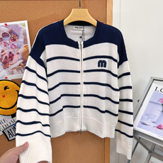 🆕MiuMiu海军条纹拉链开衫,复古学院少女感直接拉满💙谁能拒绝Miu系经典海军条纹! 满满的复古学院氛围,甜而不腻的少 🆕MiuMiu海军条纹拉链开衫,复古学院少女感直接拉满💙谁能拒绝Miu系经典海军条纹! 满满的复古学院氛围,甜而不腻的少