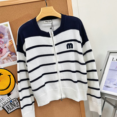 🆕MiuMiu海军条纹拉链开衫,复古学院少女感直接拉满💙谁能拒绝Miu系经典海军条纹! 满满的复古学院氛围,甜而不腻的少 🆕MiuMiu海军条纹拉链开衫,复古学院少女感直接拉满💙谁能拒绝Miu系经典海军条纹! 满满的复古学院氛围,甜而不腻的少