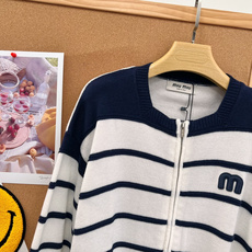 🆕MiuMiu海军条纹拉链开衫,复古学院少女感直接拉满💙谁能拒绝Miu系经典海军条纹! 满满的复古学院氛围,甜而不腻的少 🆕MiuMiu海军条纹拉链开衫,复古学院少女感直接拉满💙谁能拒绝Miu系经典海军条纹! 满满的复古学院氛围,甜而不腻的少