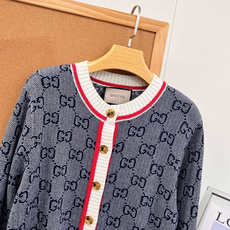 🆕Gucci26新款GG提花开衫,甜酷轻奢氛围感,重磅上新三色可选的Gucci针织开衫!全身满铺GG提花,肌理感十足,一 🆕Gucci26新款GG提花开衫,甜酷轻奢氛围感,重磅上新三色可选的Gucci针织开衫!全身满铺GG提花,肌理感十足,一