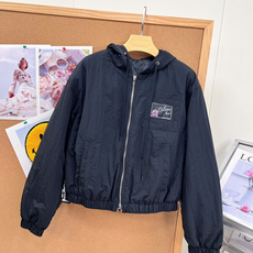 🆕Celine新款26早秋新款短款连帽机能夹克,褶皱尼龙面料自带肌理,抗皱还防风,轻盈不压身 经典黑真的百搭不出错!连帽 🆕Celine新款26早秋新款短款连帽机能夹克,褶皱尼龙面料自带肌理,抗皱还防风,轻盈不压身 经典黑真的百搭不出错!连帽