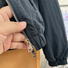 🆕Celine新款26早秋新款短款连帽机能夹克,褶皱尼龙面料自带肌理,抗皱还防风,轻盈不压身 经典黑真的百搭不出错!连帽 🆕Celine新款26早秋新款短款连帽机能夹克,褶皱尼龙面料自带肌理,抗皱还防风,轻盈不压身 经典黑真的百搭不出错!连帽