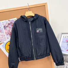 🆕Celine新款26早秋新款短款连帽机能夹克,褶皱尼龙面料自带肌理,抗皱还防风,轻盈不压身 经典黑真的百搭不出错!连帽 🆕Celine新款26早秋新款短款连帽机能夹克,褶皱尼龙面料自带肌理,抗皱还防风,轻盈不压身 经典黑真的百搭不出错!连帽