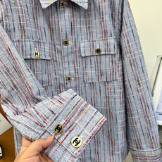 🆕CHANEL新款小香新款粗呢花衬衫式外套,采用混纺色织粗纺花呢面料,平纹色织彩条格肌理织造,纱线混色交织形成自然杂色肌 🆕CHANEL新款小香新款粗呢花衬衫式外套,采用混纺色织粗纺花呢面料,平纹色织彩条格肌理织造,纱线混色交织形成自然杂色肌