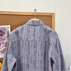 🆕CHANEL新款小香新款粗呢花衬衫式外套,采用混纺色织粗纺花呢面料,平纹色织彩条格肌理织造,纱线混色交织形成自然杂色肌 🆕CHANEL新款小香新款粗呢花衬衫式外套,采用混纺色织粗纺花呢面料,平纹色织彩条格肌理织造,纱线混色交织形成自然杂色肌