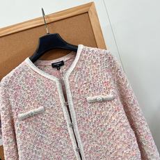 🆕CHANEL小香风粉杂纱编织针织开衫,甄选混色杂纱针织面料,粉白彩纱交织,肌理丰富立体,软糯透气,区别传统硬挺粗花呢, 🆕CHANEL小香风粉杂纱编织针织开衫,甄选混色杂纱针织面料,粉白彩纱交织,肌理丰富立体,软糯透气,区别传统硬挺粗花呢,