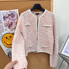 🆕CHANEL小香风粉杂纱编织针织开衫,甄选混色杂纱针织面料,粉白彩纱交织,肌理丰富立体,软糯透气,区别传统硬挺粗花呢, 🆕CHANEL小香风粉杂纱编织针织开衫,甄选混色杂纱针织面料,粉白彩纱交织,肌理丰富立体,软糯透气,区别传统硬挺粗花呢,