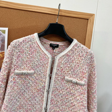 🆕CHANEL小香风粉杂纱编织针织开衫,甄选混色杂纱针织面料,粉白彩纱交织,肌理丰富立体,软糯透气,区别传统硬挺粗花呢, 🆕CHANEL小香风粉杂纱编织针织开衫,甄选混色杂纱针织面料,粉白彩纱交织,肌理丰富立体,软糯透气,区别传统硬挺粗花呢,