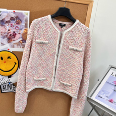 🆕CHANEL小香风粉杂纱编织针织开衫,甄选混色杂纱针织面料,粉白彩纱交织,肌理丰富立体,软糯透气,区别传统硬挺粗花呢, 🆕CHANEL小香风粉杂纱编织针织开衫,甄选混色杂纱针织面料,粉白彩纱交织,肌理丰富立体,软糯透气,区别传统硬挺粗花呢,