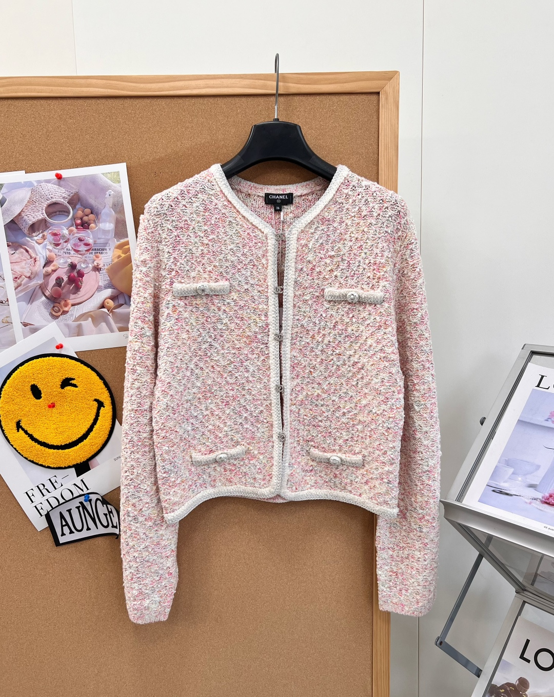 🆕CHANEL小香风粉杂纱编织针织开衫，甄选混色杂纱针织面料，粉白彩纱交织，肌理丰富立体，软糯透气，区别传统硬挺粗花呢，