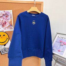 🆕Celine26秋冬新款圆领卫衣,经典马车徽标刺绣,延续品牌法式极简美学,精选100%棉毛圈面料,软糯亲肤,拥有恰到好 🆕Celine26秋冬新款圆领卫衣,经典马车徽标刺绣,延续品牌法式极简美学,精选100%棉毛圈面料,软糯亲肤,拥有恰到好