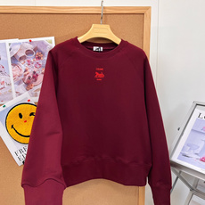 🆕Celine26秋冬新款圆领卫衣,经典马车徽标刺绣,延续品牌法式极简美学,精选100%棉毛圈面料,软糯亲肤,拥有恰到好 🆕Celine26秋冬新款圆领卫衣,经典马车徽标刺绣,延续品牌法式极简美学,精选100%棉毛圈面料,软糯亲肤,拥有恰到好