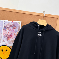 🆕Celine马车短款连帽卫衣,法式松弛感天花板☁️ 经典马车刺绣小标,低调又有辨识度 浅麻灰/黑色双色可选,耐看不容易 🆕Celine马车短款连帽卫衣,法式松弛感天花板☁️ 经典马车刺绣小标,低调又有辨识度 浅麻灰/黑色双色可选,耐看不容易
