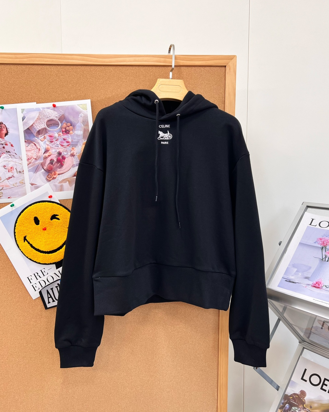 🆕Celine马车短款连帽卫衣，法式松弛感天花板☁️ 经典马车刺绣小标，低调又有辨识度 浅麻灰/黑色双色可选，耐看不容易