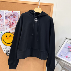 🆕Celine马车短款连帽卫衣,法式松弛感天花板☁️ 经典马车刺绣小标,低调又有辨识度 浅麻灰/黑色双色可选,耐看不容易 🆕Celine马车短款连帽卫衣,法式松弛感天花板☁️ 经典马车刺绣小标,低调又有辨识度 浅麻灰/黑色双色可选,耐看不容易