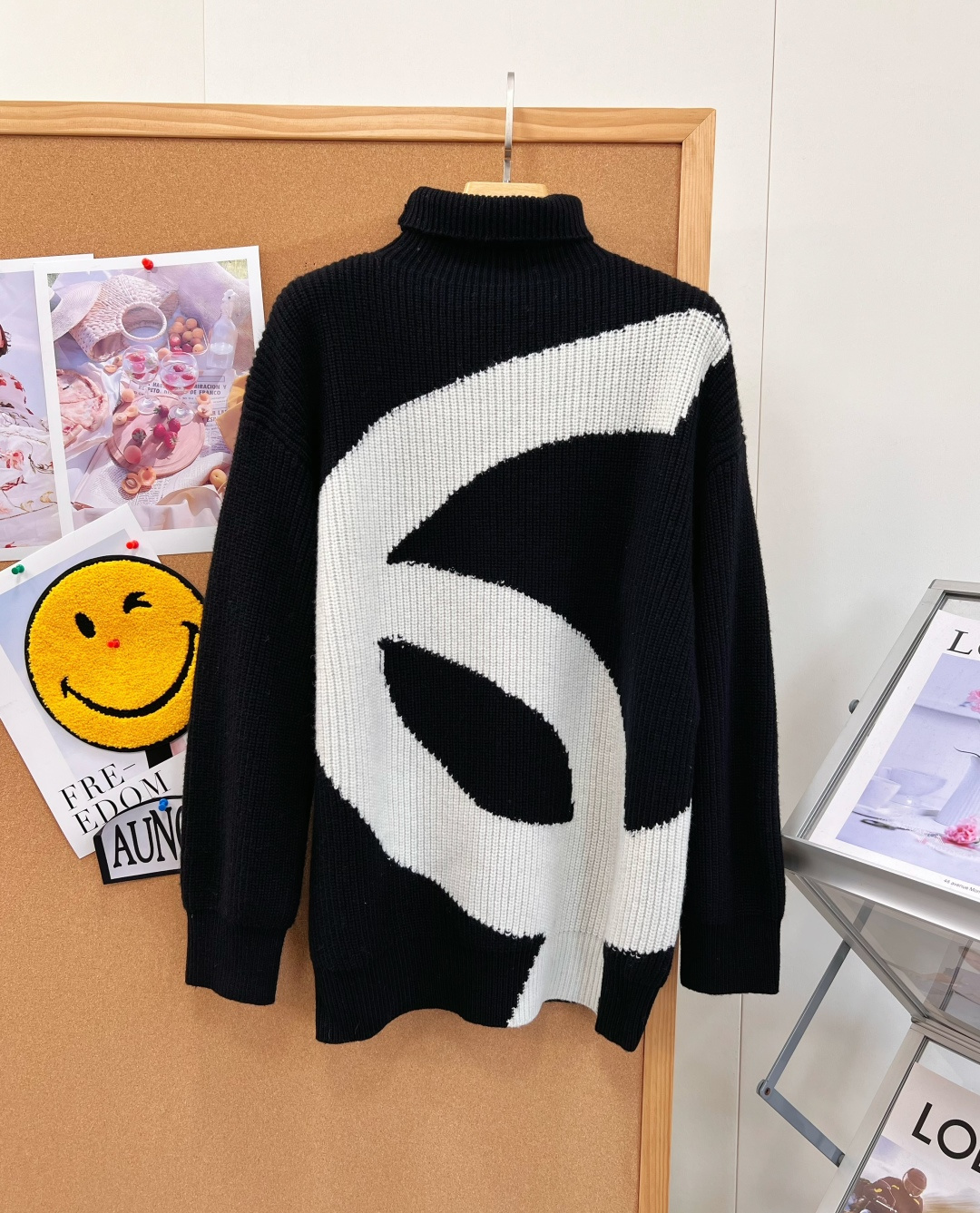 🆕CHANEL 26N滑雪系列高领针织衫｜黑白撞色太吸睛🖤🤍 滑雪系列重磅款！超大立体双C提花直接戳中审美 经典黑白撞色