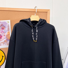 🆕LOUIS VUITTON老花内衬花绳连帽卫衣,低调暗藏巧思的奢感单品,原版开发|380g高克重纯棉毛圈料,重磅双纱针 🆕LOUIS VUITTON老花内衬花绳连帽卫衣,低调暗藏巧思的奢感单品,原版开发|380g高克重纯棉毛圈料,重磅双纱针