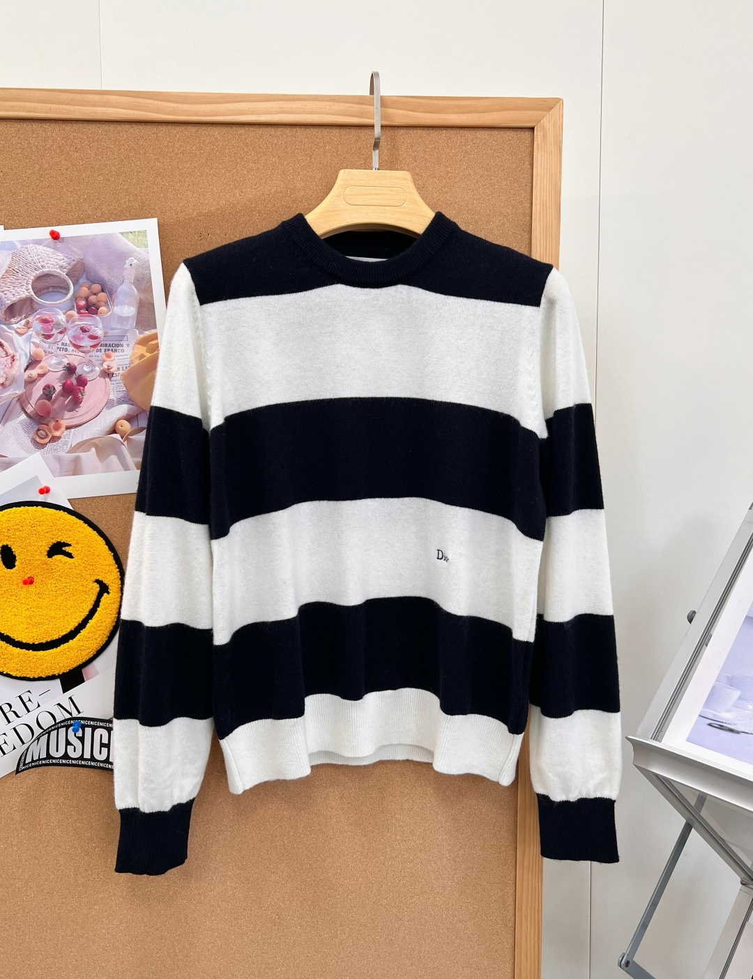 🆕DIOR26新款条纹圆领羊毛针织衫，温柔氛围感天花板，100%纯羊毛面料🥛软糯细腻，上手自带柔光质感，两个配色直接戳中