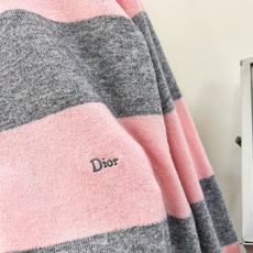 🆕DIOR26新款条纹圆领羊毛针织衫,温柔氛围感天花板,100%纯羊毛面料🥛软糯细腻,上手自带柔光质感,两个配色直接戳中 🆕DIOR26新款条纹圆领羊毛针织衫,温柔氛围感天花板,100%纯羊毛面料🥛软糯细腻,上手自带柔光质感,两个配色直接戳中