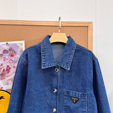 🆕Prada 26秋冬三角标水洗牛仔短夹克,利落高级感,YB原版开发,经典丹宁外套刚需款💙 复古深蓝水洗牛仔,色调柔和耐 🆕Prada 26秋冬三角标水洗牛仔短夹克,利落高级感,YB原版开发,经典丹宁外套刚需款💙 复古深蓝水洗牛仔,色调柔和耐