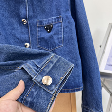 🆕Prada 26秋冬三角标水洗牛仔短夹克,利落高级感,YB原版开发,经典丹宁外套刚需款💙 复古深蓝水洗牛仔,色调柔和耐 🆕Prada 26秋冬三角标水洗牛仔短夹克,利落高级感,YB原版开发,经典丹宁外套刚需款💙 复古深蓝水洗牛仔,色调柔和耐