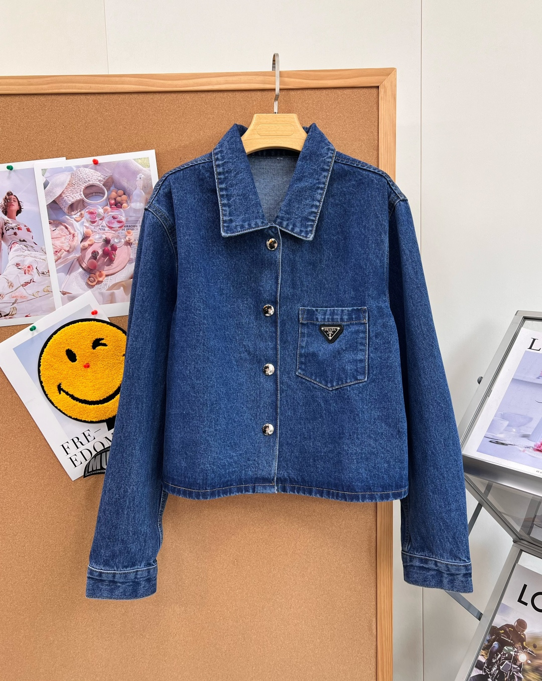 🆕Prada 26秋冬三角标水洗牛仔短夹克，利落高级感，YB原版开发，经典丹宁外套刚需款💙 复古深蓝水洗牛仔，色调柔和耐