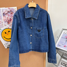 🆕Prada 26秋冬三角标水洗牛仔短夹克,利落高级感,YB原版开发,经典丹宁外套刚需款💙 复古深蓝水洗牛仔,色调柔和耐 🆕Prada 26秋冬三角标水洗牛仔短夹克,利落高级感,YB原版开发,经典丹宁外套刚需款💙 复古深蓝水洗牛仔,色调柔和耐