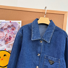 🆕Prada 26秋冬三角标水洗牛仔短夹克,利落高级感,YB原版开发,经典丹宁外套刚需款💙 复古深蓝水洗牛仔,色调柔和耐 🆕Prada 26秋冬三角标水洗牛仔短夹克,利落高级感,YB原版开发,经典丹宁外套刚需款💙 复古深蓝水洗牛仔,色调柔和耐
