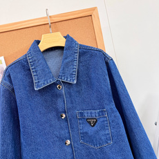 🆕Prada 26秋冬三角标水洗牛仔短夹克,利落高级感,YB原版开发,经典丹宁外套刚需款💙 复古深蓝水洗牛仔,色调柔和耐 🆕Prada 26秋冬三角标水洗牛仔短夹克,利落高级感,YB原版开发,经典丹宁外套刚需款💙 复古深蓝水洗牛仔,色调柔和耐