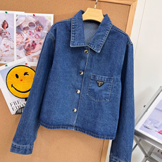 🆕Prada 26秋冬三角标水洗牛仔短夹克,利落高级感,YB原版开发,经典丹宁外套刚需款💙 复古深蓝水洗牛仔,色调柔和耐 🆕Prada 26秋冬三角标水洗牛仔短夹克,利落高级感,YB原版开发,经典丹宁外套刚需款💙 复古深蓝水洗牛仔,色调柔和耐