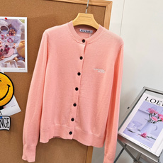 🆕Acne Studios经典羊毛针织开衫,两色上新,永不过时的基础圆领款,北欧松弛感拿捏住!胸口小巧刺绣logo,简约 🆕Acne Studios经典羊毛针织开衫,两色上新,永不过时的基础圆领款,北欧松弛感拿捏住!胸口小巧刺绣logo,简约