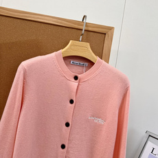 🆕Acne Studios经典羊毛针织开衫,两色上新,永不过时的基础圆领款,北欧松弛感拿捏住!胸口小巧刺绣logo,简约 🆕Acne Studios经典羊毛针织开衫,两色上新,永不过时的基础圆领款,北欧松弛感拿捏住!胸口小巧刺绣logo,简约